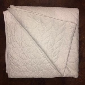 White full/queen size quilt